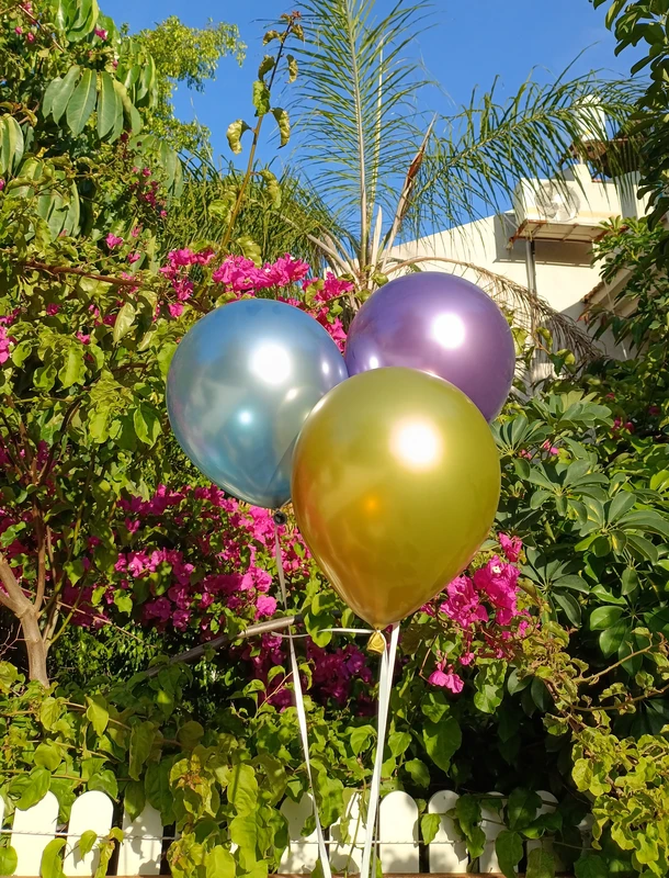 שלושה בלוני גומי צבעונים