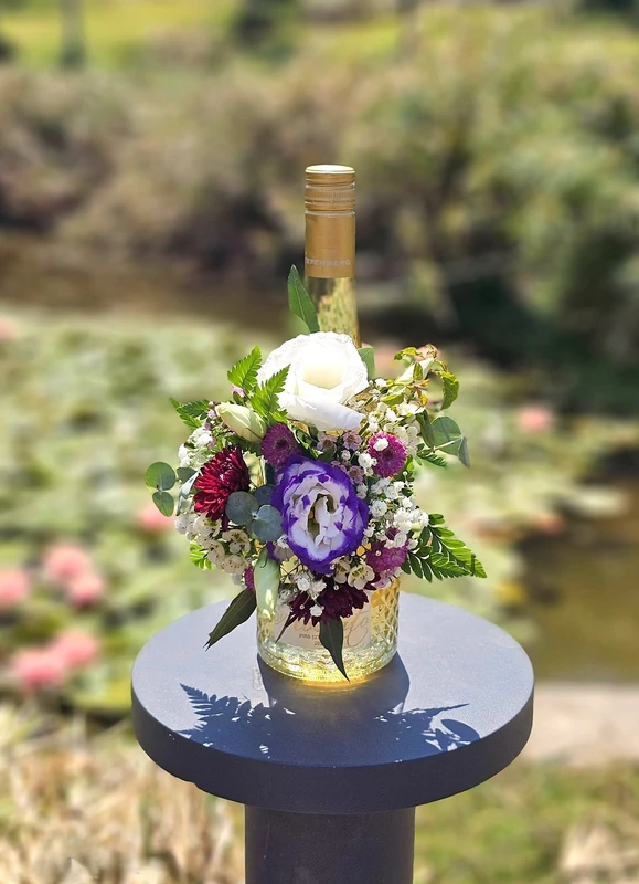 סידור פרחים לבקבוק יין