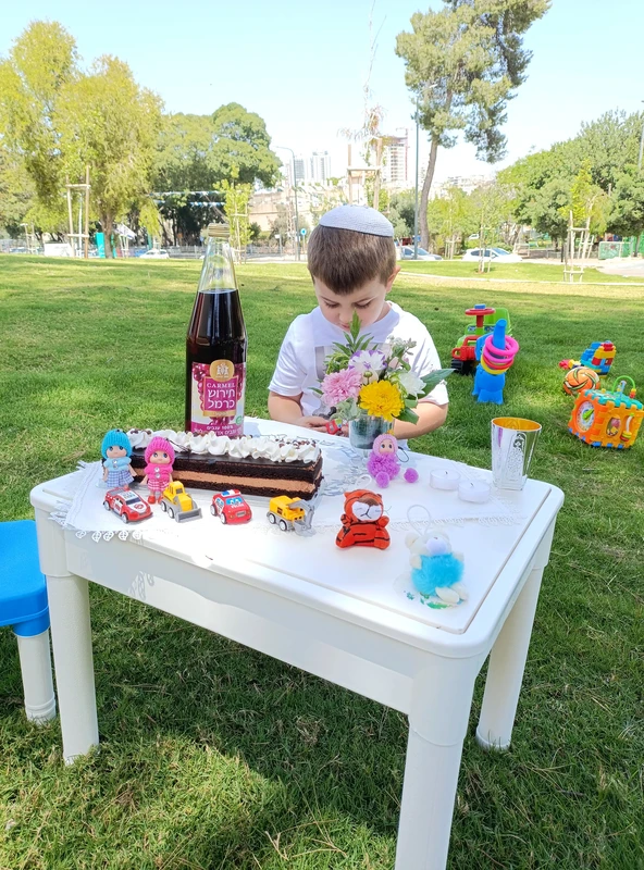 אב שבת הכולל בקבוק יין תירוש כוס קידוש שתי נרות עוגת שוקולד סידור פרחים ו25 צעצועים לבחירה