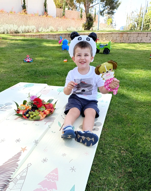 אם שבת מגש פירות עם סידור פרחים טעים ומהמם.25 צמידים או זרים לראש לבחירה