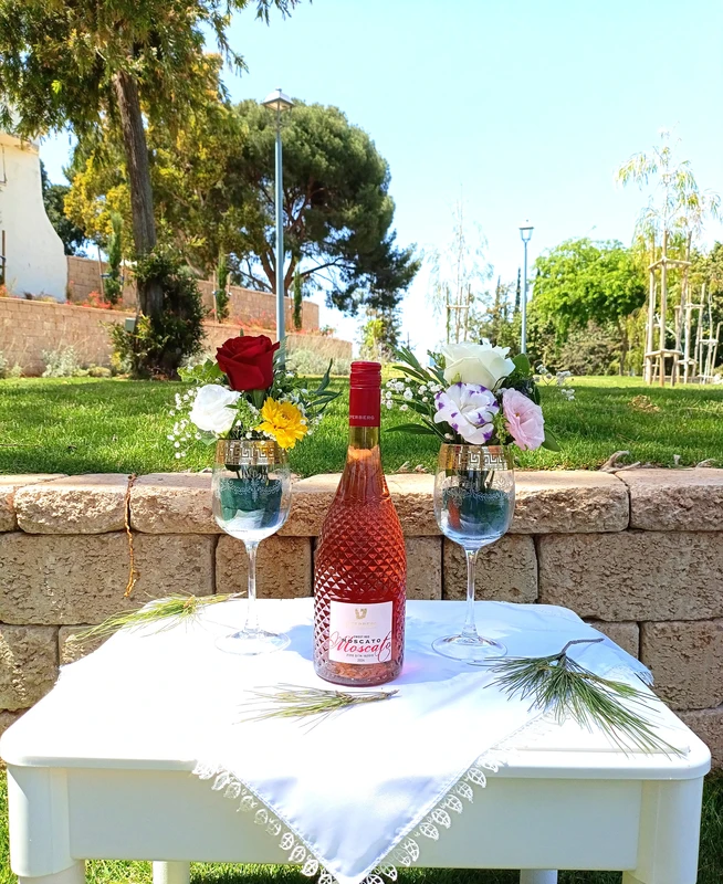 סידור פרחים בשתי כוסות יין