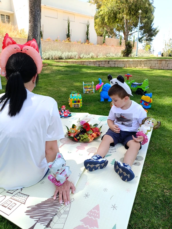 אם שבת מגש פירות עם סידור פרחים טעים ומהמם.25 צמידים או זרים לראש לבחירה