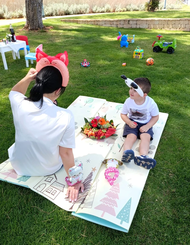 אם שבת מגש פירות עם סידור פרחים טעים ומהמם.25 צמידים או זרים לראש לבחירה