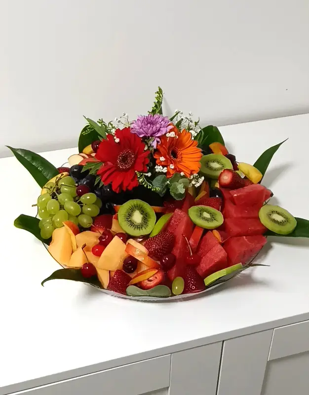 מגש פירות בינוני עם סידור פרחים טעים ומהמם
