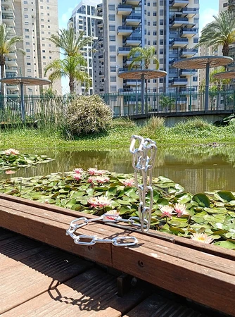 מעמד לבקבוק בצבע כסף