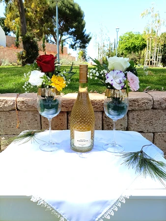 סידור פרחים בשתי כוסות יין