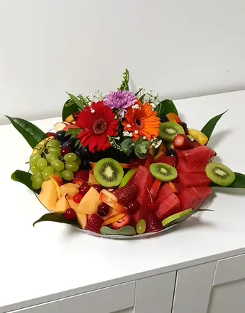 מגש פירות בינוני עם סידור פרחים טעים ומהמם